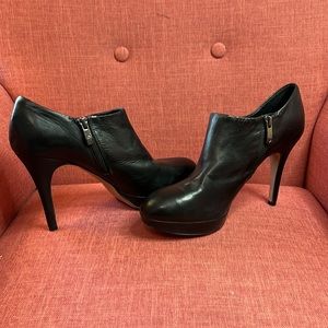 VINCE CAMUTO VC-ELVIN LEATHER NAPPA BLACK BOOTIE STILETTO HEELS‎